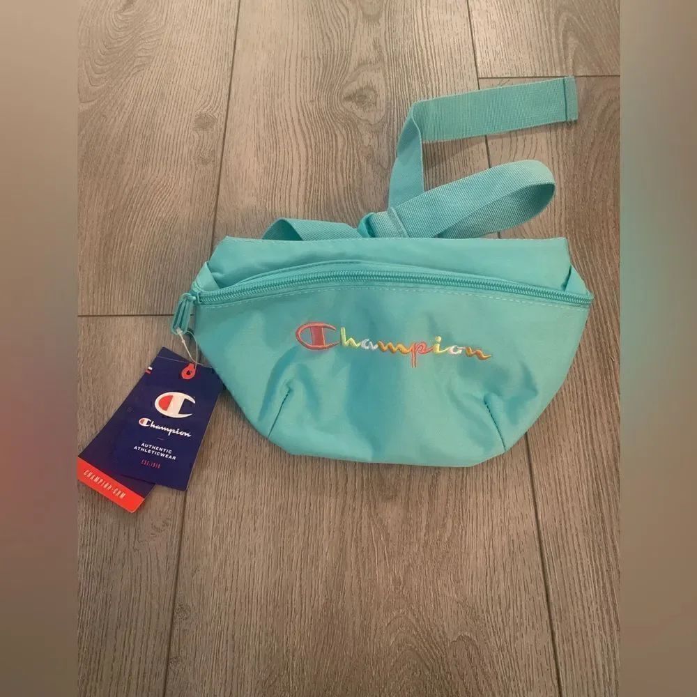 Champion Fanny pack very beautiful color and perfect to take on vacation